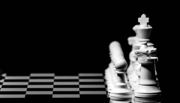Großaufnahme Von Schachfiguren Auf Einer Reflektierenden Spiegelbrettfläche Mit Schlichtem Schwarzem — Stockfoto
