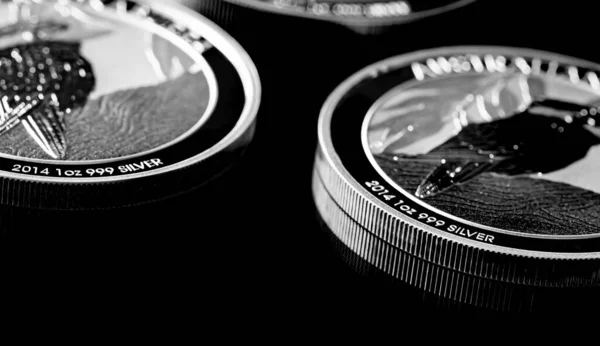 Macro Primer Plano Moneda Lingotes Plata Sobre Fondo Espejo Negro —  Fotos de Stock
