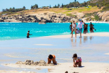 Cape Town, Güney Afrika - 18 Şubat 2023: Kamp Körfezi sahilindeki tatilcilerin görüntüsü