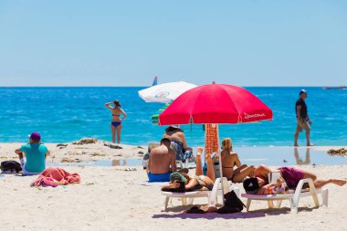 Cape Town, Güney Afrika - 19 Şubat 2023: Kamp Körfezi sahilindeki tatilcilerin görüntüsü