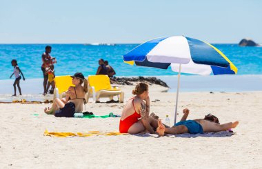 Cape Town, Güney Afrika - 19 Şubat 2023: Kamp Körfezi sahilindeki tatilcilerin görüntüsü