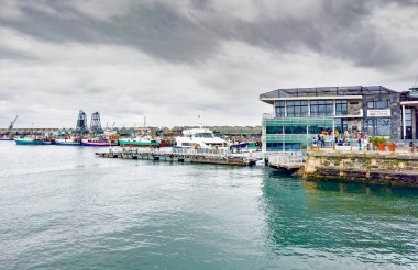 Cape Town, Güney Afrika - 8 Mart 2023: V ve A Rıhtım Limanı
