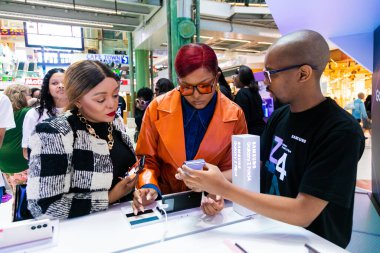 Cape Town, Güney Afrika - 22 Ekim 2022: Perakende mağazasından cep telefonu alışverişi