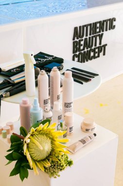 Cape Town, Güney Afrika - 15 Kasım 2022: Otantik Güzellik Konsepti kuaför salonu ürünleri