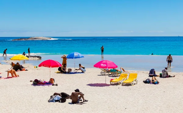 南非开普敦 2023年2月19日 在坎普斯湾海滩观光的游客 — 图库照片
