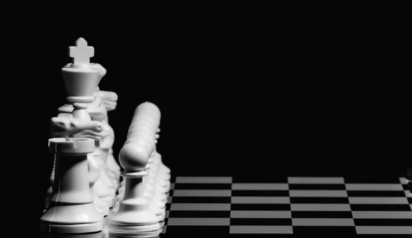 Detailní Záběr Šachových Figurek Zrcadlovém Povrchu Desky Hladkým Černým Pozadím — Stock fotografie