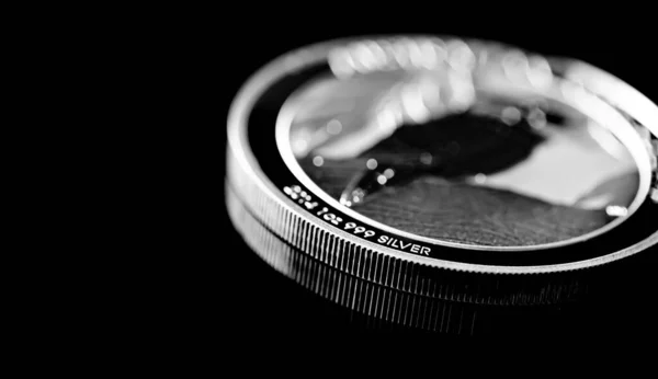 Makro Närbild Silver Bullion Mynt Svart Spegel Bakgrund — Stockfoto