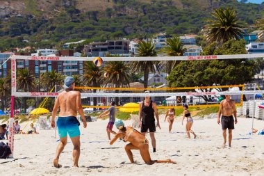 Cape Town, Güney Afrika - 19 Şubat 2023: Plaj voleybolu oynayan gençler