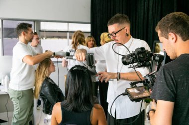 Cape Town, Güney Afrika - 15 Kasım 2022: Kuaförde genç bayan modeller üzerinde çalışan profesyonel stilist