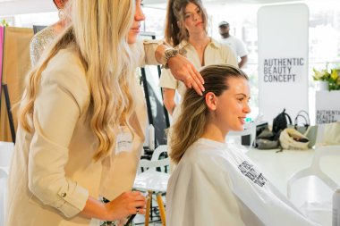 Cape Town, Güney Afrika - 15 Kasım 2022: Kuaförde genç bayan modeller üzerinde çalışan profesyonel stilist