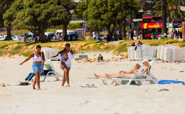 南非开普敦 2023年2月18日 在坎普斯湾海滩观光的游客 — 图库照片