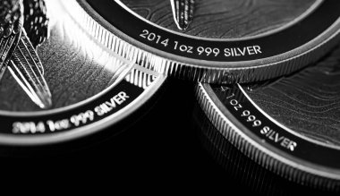 Macro Siyah ayna arkaplanındaki gümüş külçe sikkeyi kapat