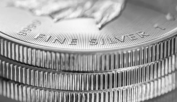 Imagen Cerca Extrema Una Moneda Oro Hoja Arce Canadiense Plata —  Fotos de Stock
