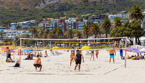 南非开普敦 2023年2月19日 年轻人打沙滩排球 — 图库照片