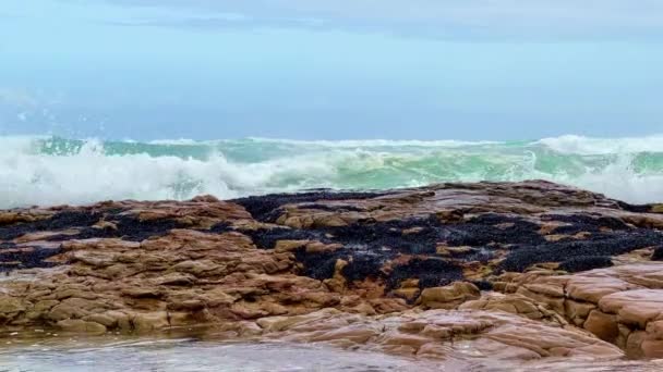 Slow Motion Ondas Ásperas Batendo Contra Rochas Costeiras Misty Cliffs — Vídeo de Stock