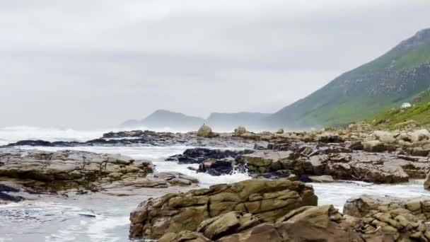 Ruige Golven Botsen Tegen Kustrotsen Bij Misty Cliffs Scarborough Cape — Stockvideo