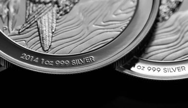 Macro Siyah ayna arkaplanındaki gümüş külçe sikkeyi kapat