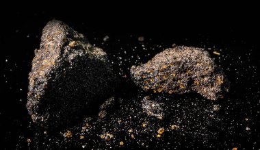 Macro, siyah yansıtıcı arka planda izole edilmiş hammadde platin ve krom kaplama kaya görüntüsünü kapat