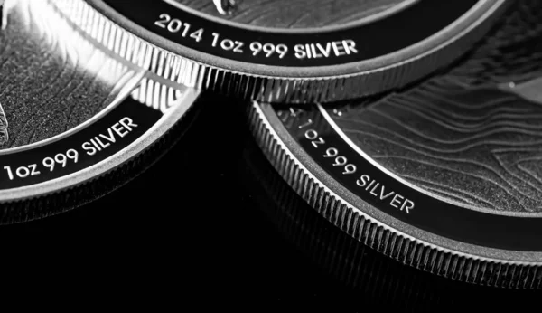 Macro Close Van Silver Bullion Coin Een Zwarte Spiegel Achtergrond — Stockfoto