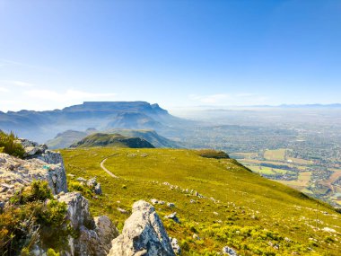Cape Town, Güney Afrika 'daki Fynbos Flora ile sahil dağ manzarası