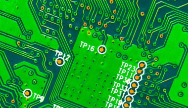 Yeşil PC devre kartındaki yazdırılmış kabloları kapat