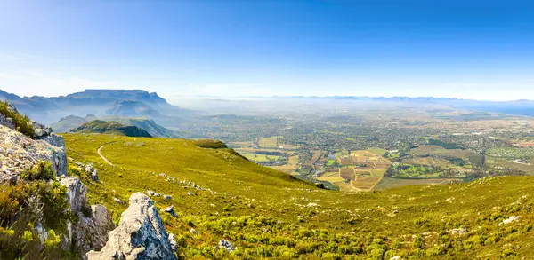 Cape Town, Güney Afrika 'daki Fynbos Flora ile sahil dağ manzarası