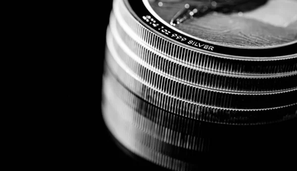Makro Nahaufnahme Der Silbermünze Auf Schwarzem Spiegelhintergrund — Stockfoto