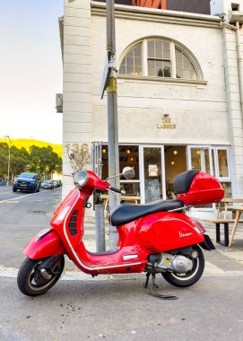 Cape Town, Güney Afrika - 30 Ekim 2023: Ön planda Vespa Bisikleti olan CBD kentindeki binaların sokak manzarası