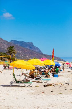 Cape Town, Güney Afrika - 19 Şubat 2023: Kamp Körfezi sahilindeki tatilcilerin görüntüsü