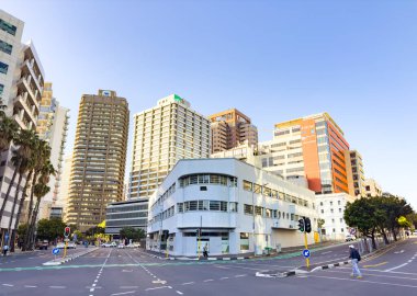   Cape Town, Güney Afrika - 08 Kasım 2023: CBD 'deki binaların sokak manzarası
