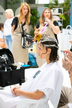 Cape Town, Güney Afrika - 15 Kasım 2022: Kuaförde genç bayan modeller üzerinde çalışan profesyonel stilist