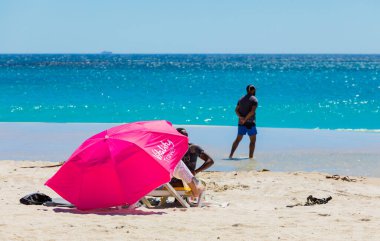 Cape Town, Güney Afrika - 18 Şubat 2023: Kamp Körfezi sahilindeki tatilcilerin görüntüsü