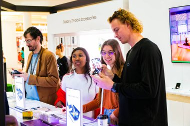 Cape Town, Güney Afrika - 22 Ekim 2022: Perakende mağazasından cep telefonu alışverişi