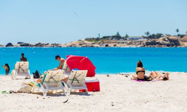 Cape Town, Güney Afrika - 18 Şubat 2023: Kamp Körfezi sahilindeki tatilcilerin görüntüsü
