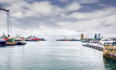 Cape Town, Güney Afrika - 8 Mart 2023: V ve A Rıhtım Limanı