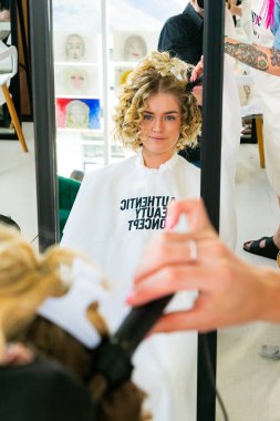 Cape Town, Güney Afrika - 15 Kasım 2022: Kuaförde genç bayan modeller üzerinde çalışan profesyonel stilist