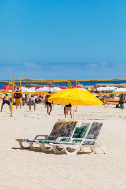 Cape Town, Güney Afrika - 19 Şubat 2023: Kamp Körfezi sahilindeki tatilcilerin görüntüsü