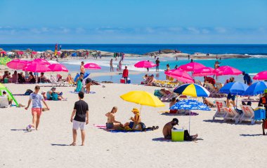 Cape Town, Güney Afrika - 19 Şubat 2023: Kamp Körfezi sahilindeki tatilcilerin görüntüsü