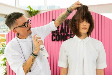 Cape Town, Güney Afrika - 15 Kasım 2022: Kuaförde genç bayan modeller üzerinde çalışan profesyonel stilist