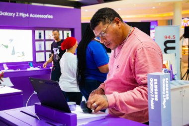 Cape Town, Güney Afrika - 22 Ekim 2022: Perakende mağazasından cep telefonu alışverişi