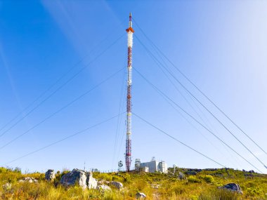 Constantiaberg Telekomünikasyon Kulesi Cape Town, Güney Afrika 'da dağın tepesinde.