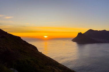 Hout Bay sahil dağ manzarası Cape Town, Güney Afrika 'da gün batımında