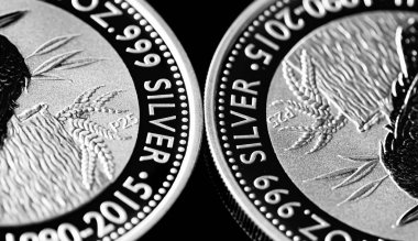 Macro Siyah ayna arkaplanındaki gümüş külçe sikkeyi kapat