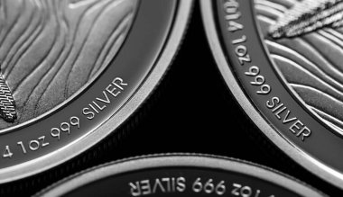 Macro Siyah ayna arkaplanındaki gümüş külçe sikkeyi kapat