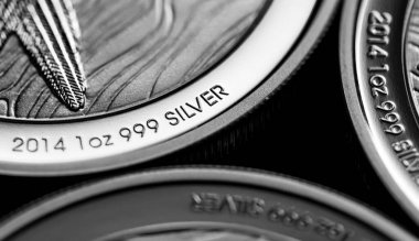 Macro Siyah ayna arkaplanındaki gümüş külçe sikkeyi kapat