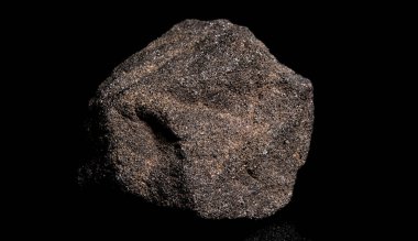 Macro, siyah yansıtıcı arka planda izole edilmiş hammadde platin ve krom kaplama kaya görüntüsünü kapat