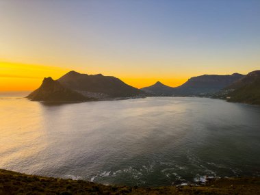 Hout Bay sahil dağ manzarası Cape Town, Güney Afrika 'da gün batımında