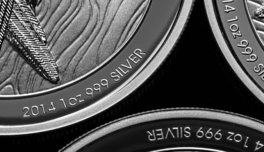 Macro Siyah ayna arkaplanındaki gümüş külçe sikkeyi kapat