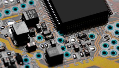 PC devre kartındaki yazdırılmış kabloları ve bileşenleri kapat