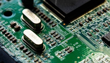 Modem yönlendiricisinin PC devre kartındaki bileşenleri ve mikroçipleri kapat
